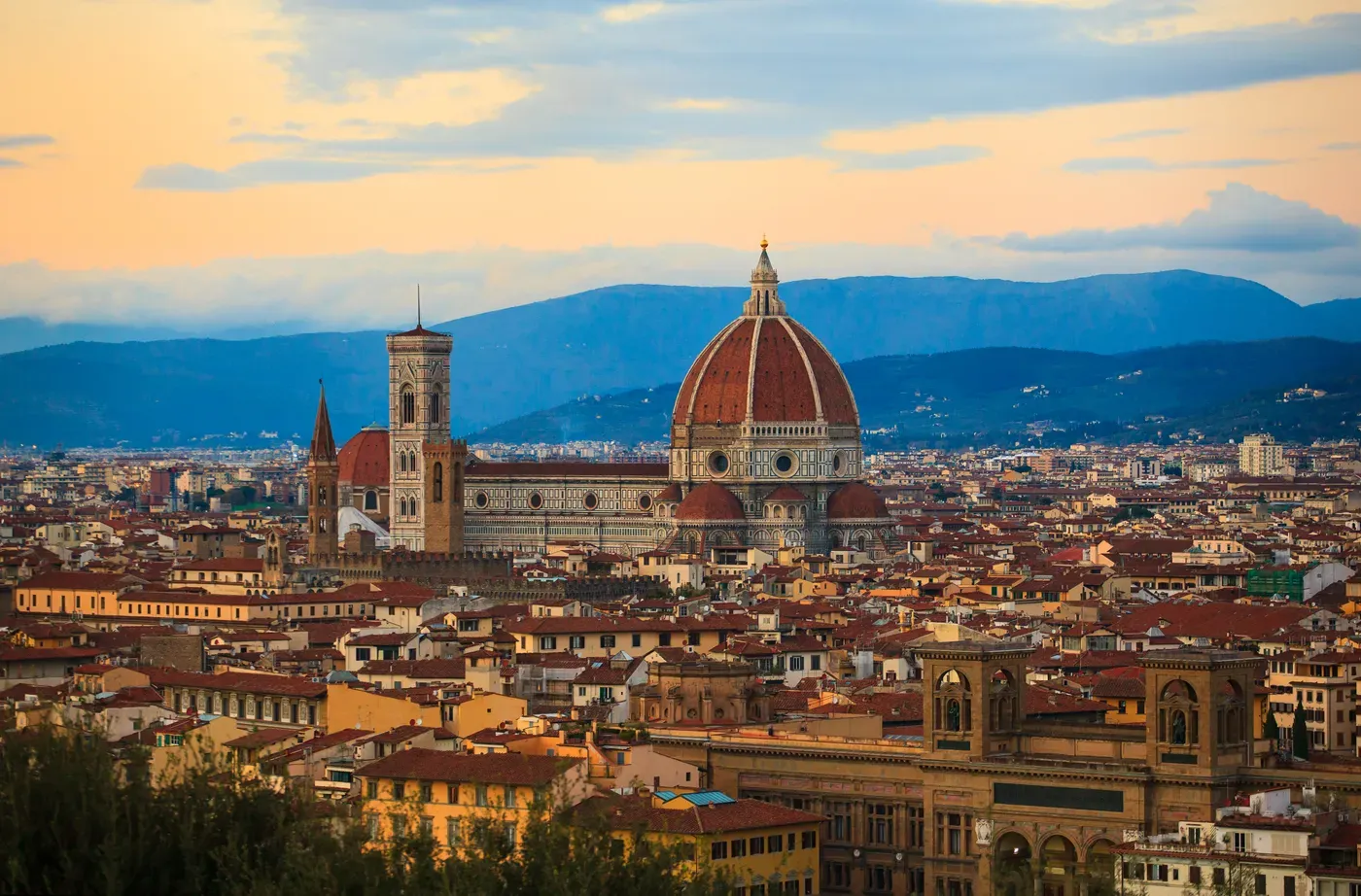 Vista de Florença ao entardecer com a cúpula do Duomo e as colinas da Toscana ao fundo